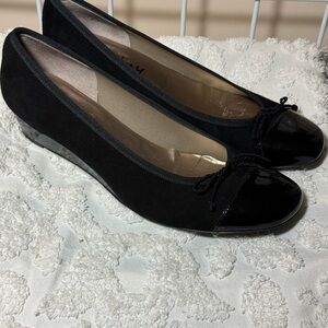 French Sole Black Flats with Glossy Toe